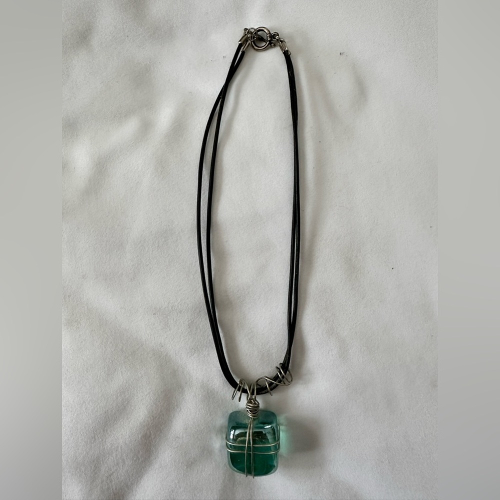 Glass pendant necklace